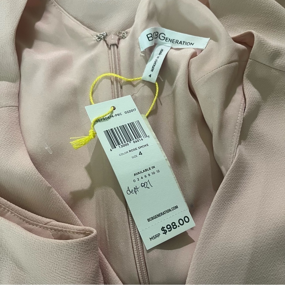 NWT BCBGGeneration Rose Colored Pink Sleeveless V-Neck Romper Size 4 - Picture 6 of 7